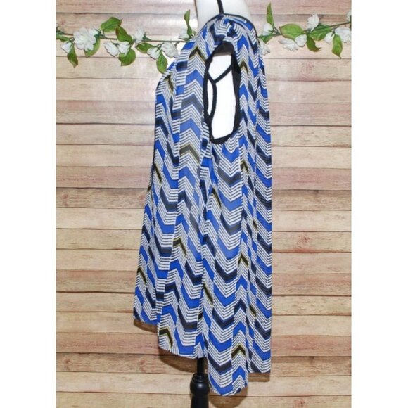Daniel Rainn Blue Chevron Sleeveless Sheer Blouse Size 2X V-Neck Half Button Up - Picture 6 of 11